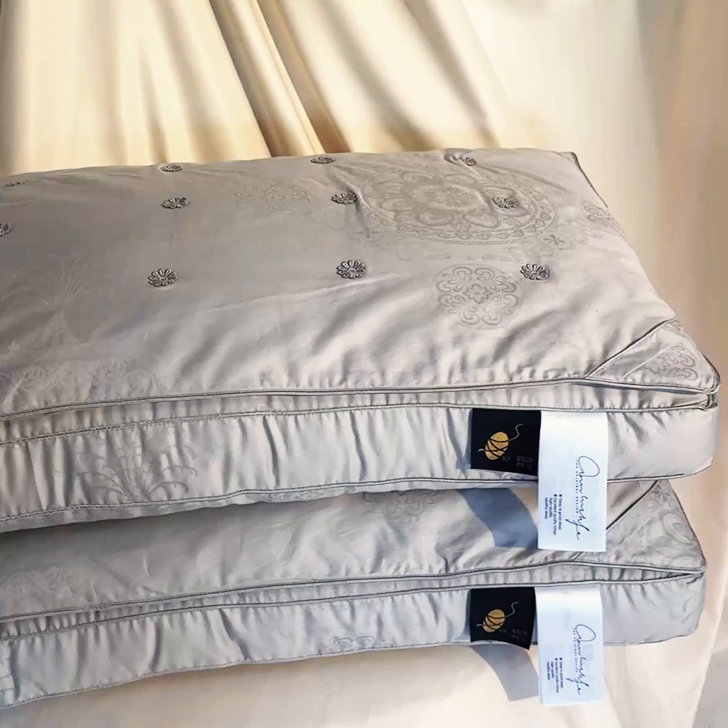 91家纺网 家纺一手货源 找家纺 麦肯锡 2025新款缎纹提花蚕丝枕枕头枕芯 灰色/对