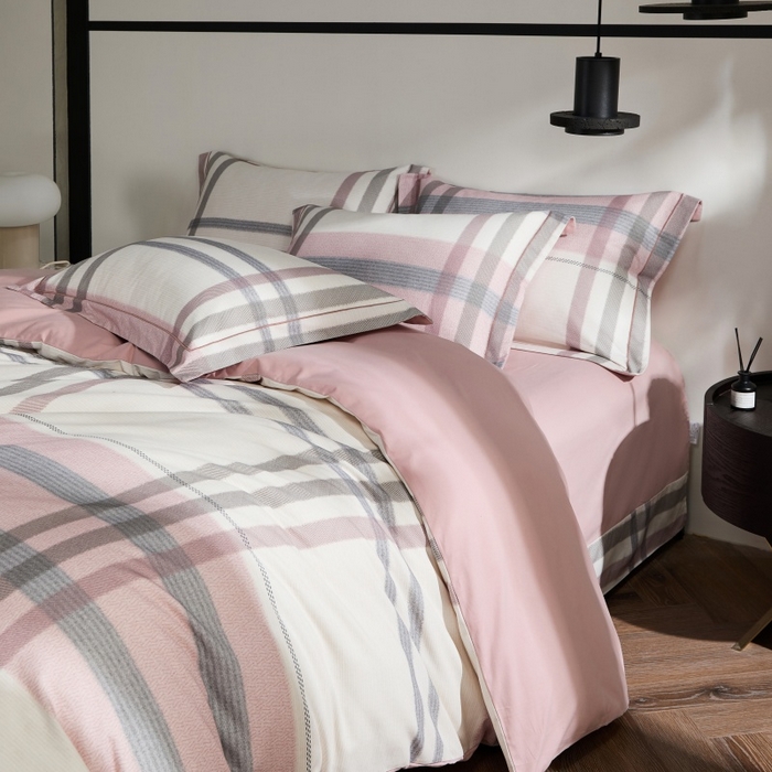 91家纺网 家纺一手货源 找家纺 薏思家纺 2025新款全棉纯棉活性生态磨毛数码印花四件套-条格卡通类寻山豆沙