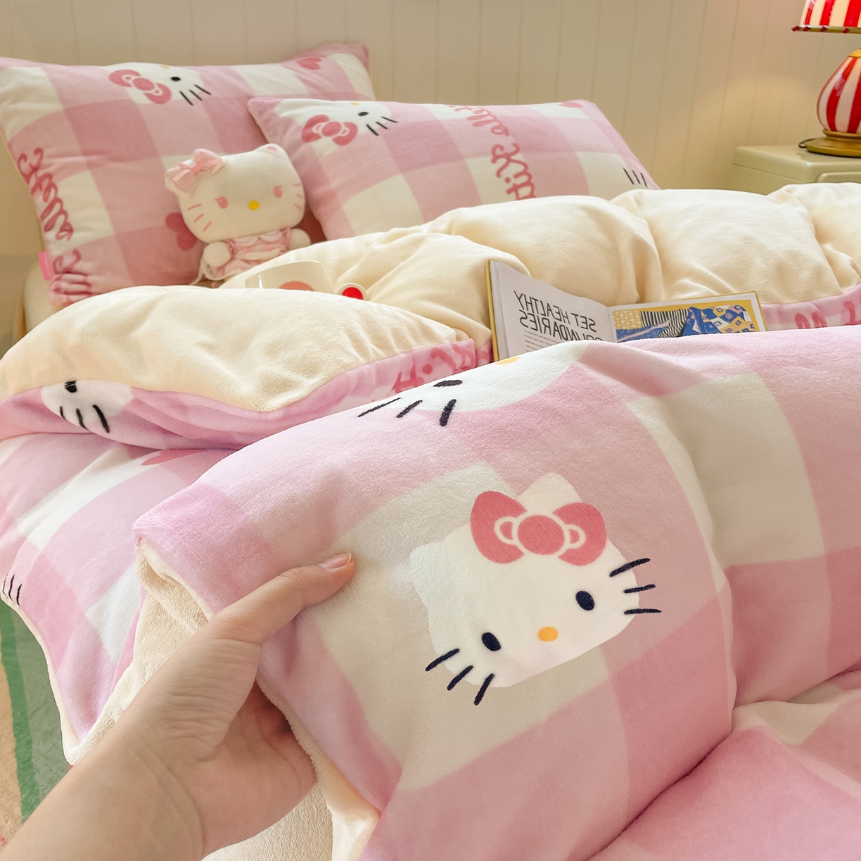 91家纺网 家纺一手货源 找家纺 金爱家 2025新款A类正版三丽鸥授权卡通加厚高克重牛奶绒系列四件套 绒三丽鸥-粉梦kitty