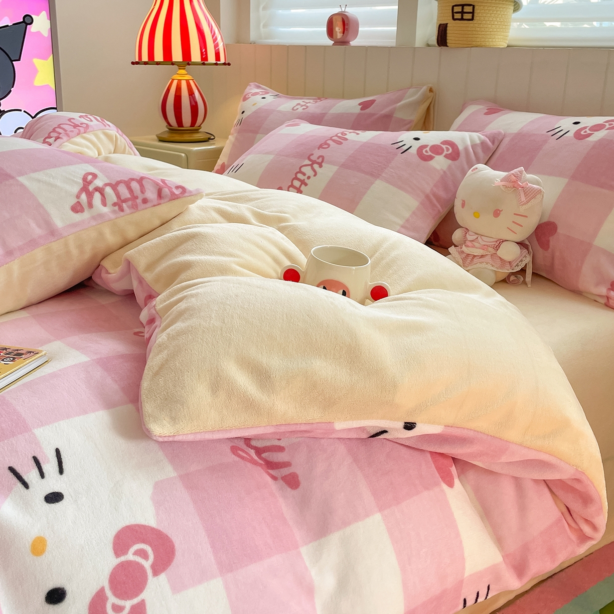 91家纺网 家纺一手货源 找家纺 金爱家 2025新款A类正版三丽鸥授权卡通加厚高克重牛奶绒系列四件套 绒三丽鸥-粉梦kitty