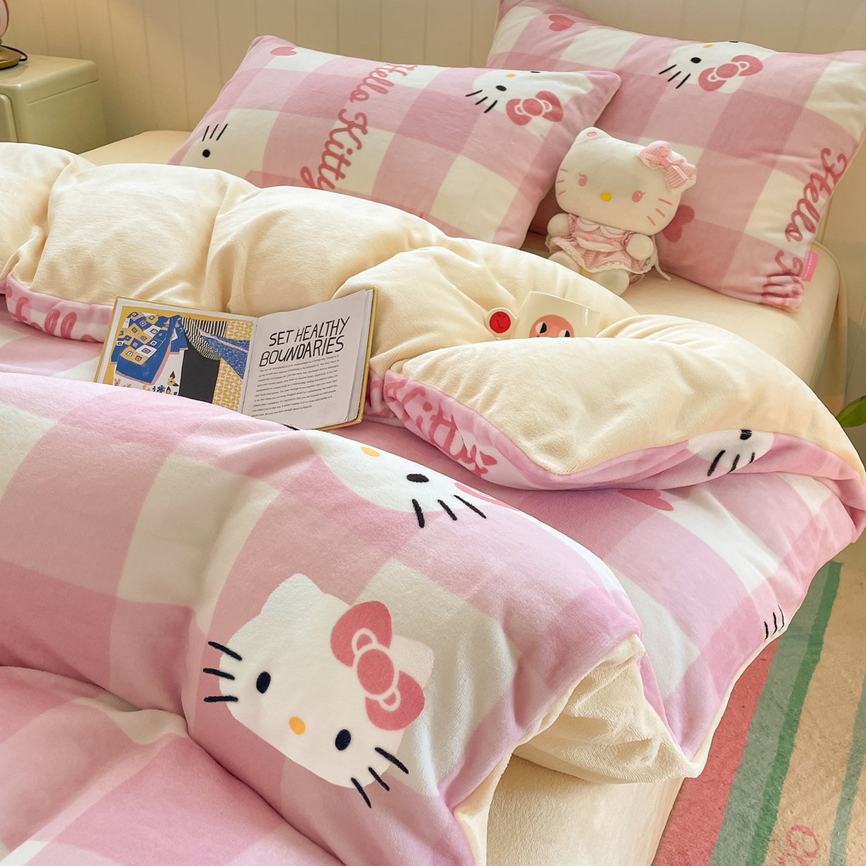 91家纺网 家纺一手货源 找家纺 金爱家 2025新款A类正版三丽鸥授权卡通加厚高克重牛奶绒系列四件套 绒三丽鸥-粉梦kitty