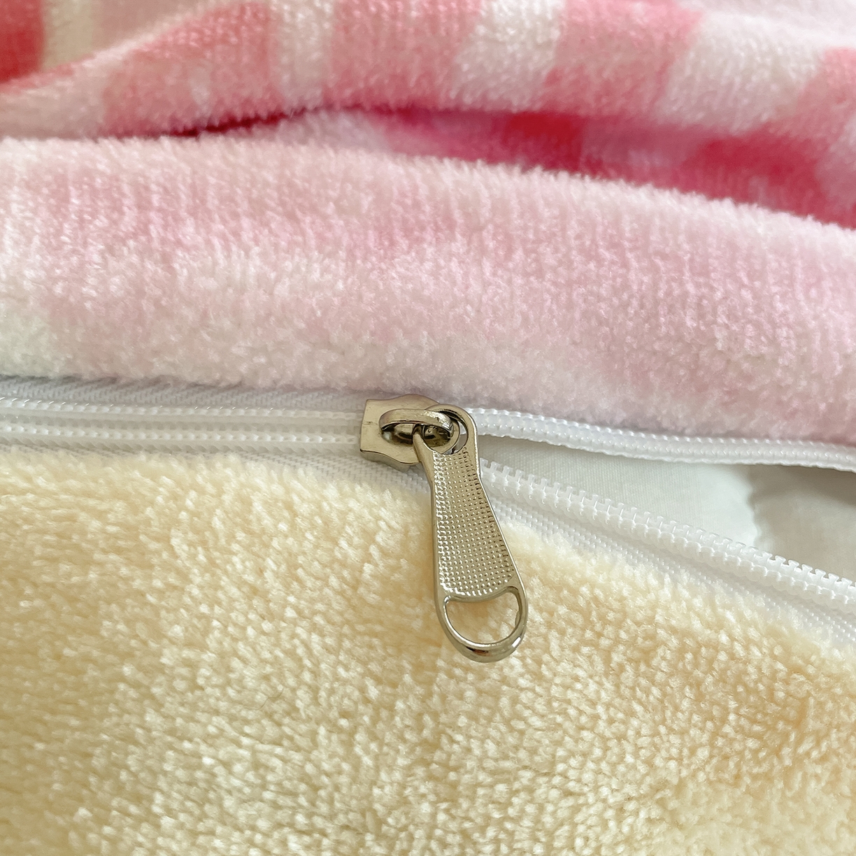 91家纺网 家纺一手货源 找家纺 金爱家 2025新款A类正版三丽鸥授权卡通加厚高克重牛奶绒系列四件套 绒三丽鸥-粉梦kitty