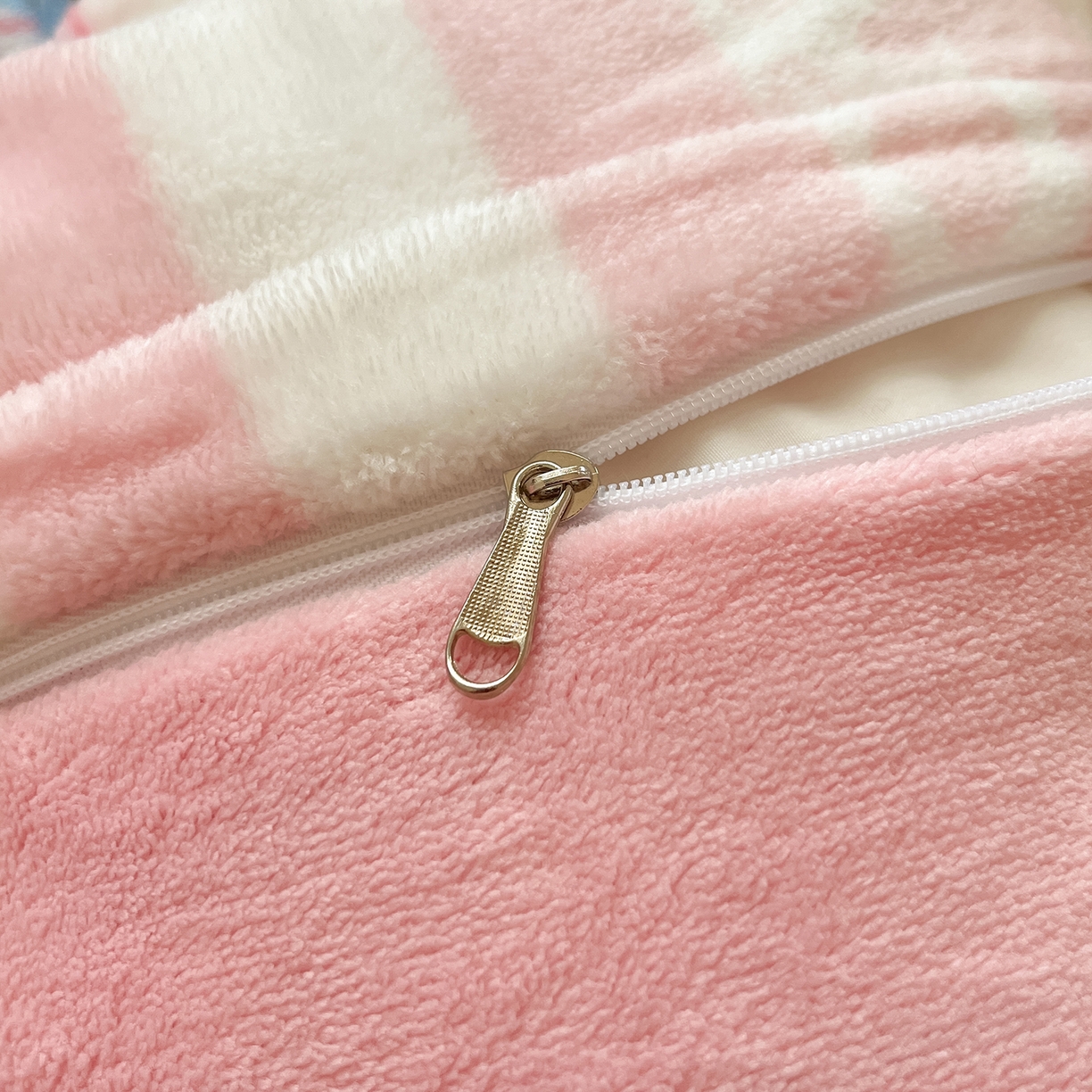 91家纺网 家纺一手货源 找家纺 金爱家 2025新款A类正版三丽鸥授权卡通加厚高克重牛奶绒系列四件套 绒三丽鸥-粉梦美乐蒂