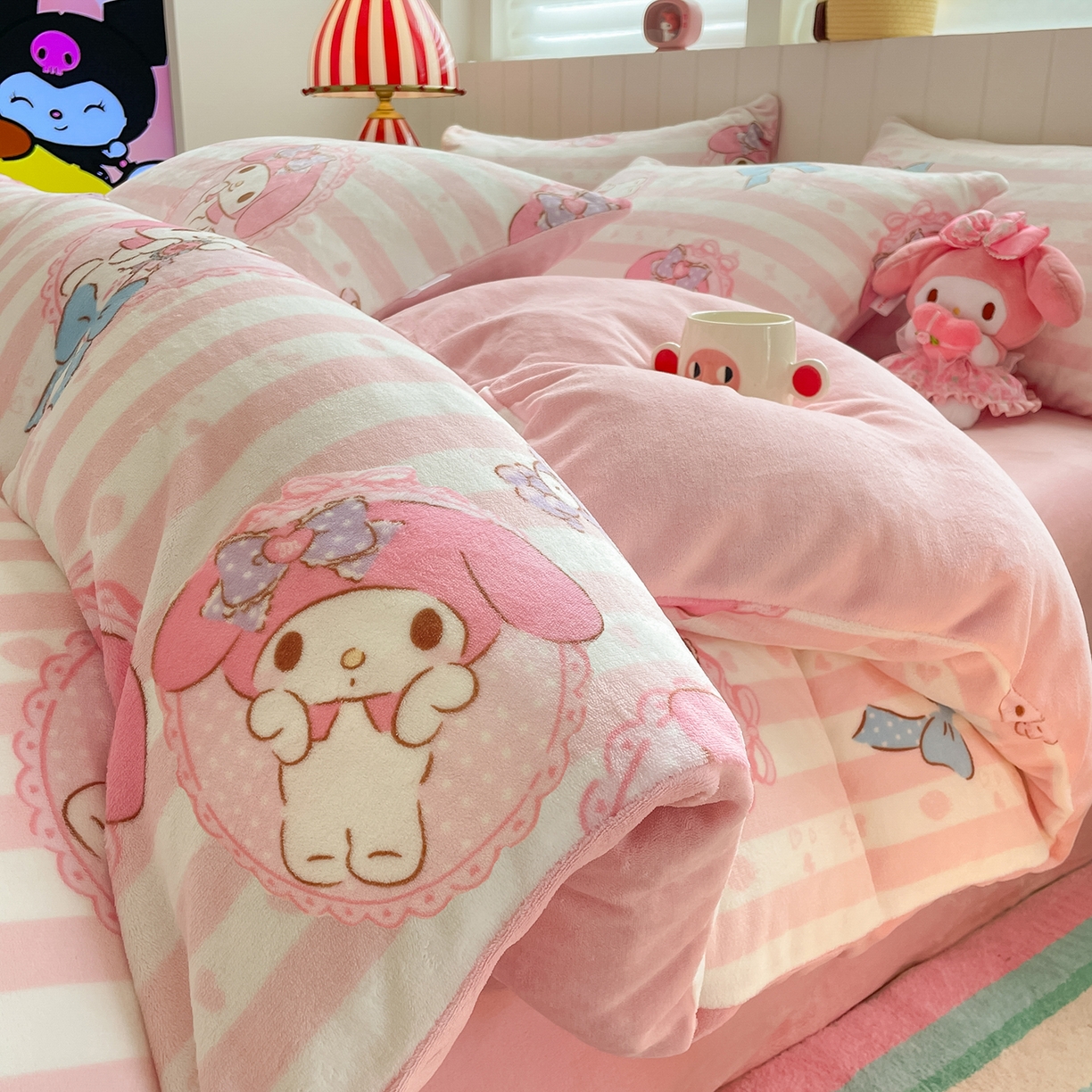 91家纺网 家纺一手货源 找家纺 金爱家 2025新款A类正版三丽鸥授权卡通加厚高克重牛奶绒系列四件套 绒三丽鸥-粉梦美乐蒂