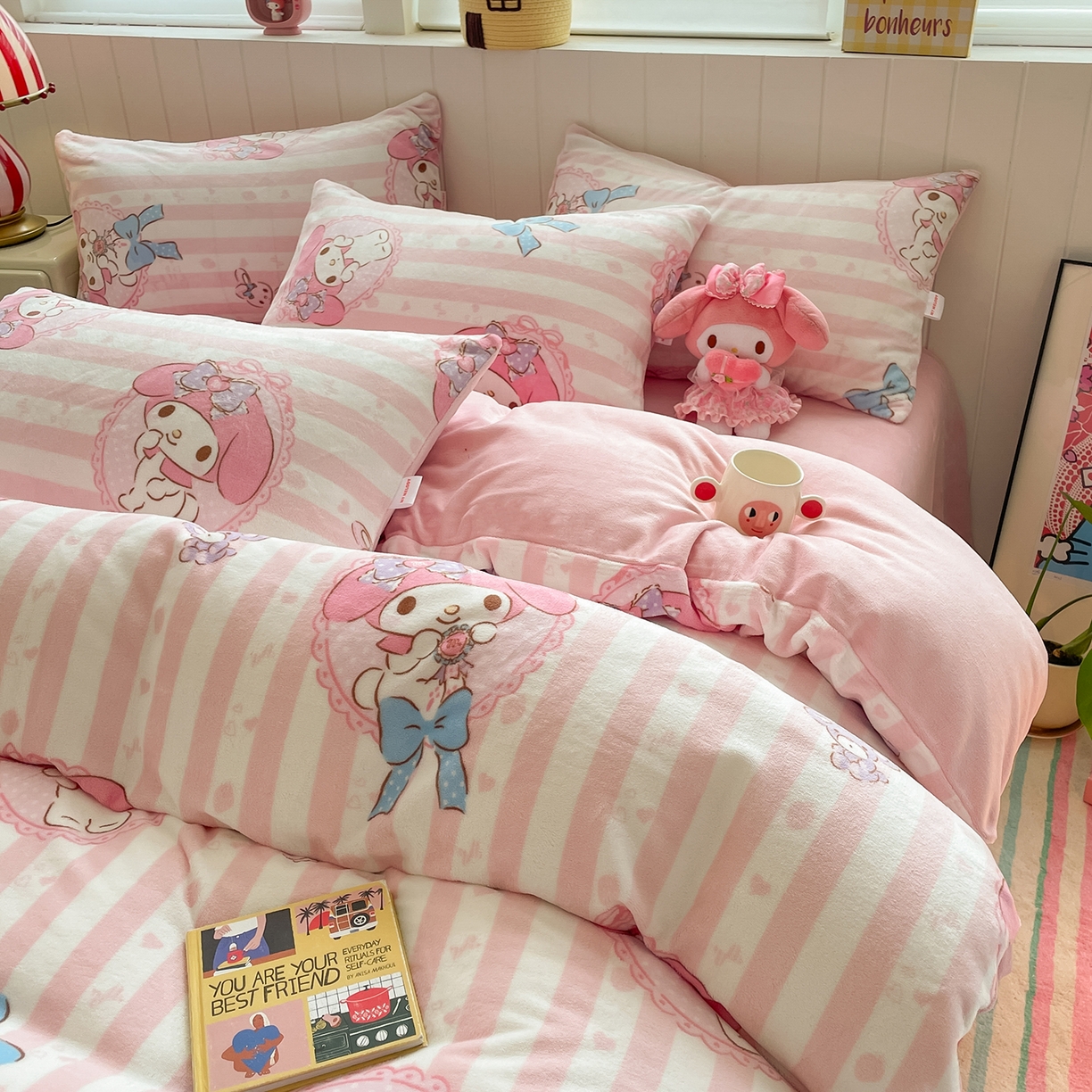 91家纺网 家纺一手货源 找家纺 金爱家 2025新款A类正版三丽鸥授权卡通加厚高克重牛奶绒系列四件套 绒三丽鸥-粉梦美乐蒂
