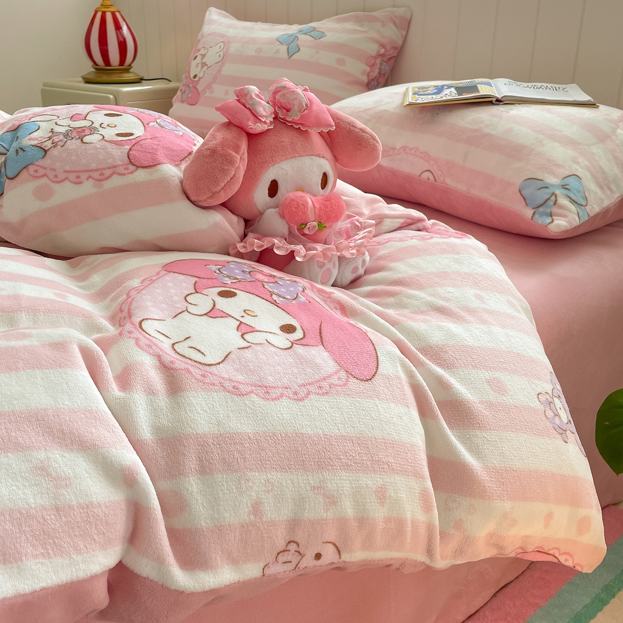 91家纺网 家纺一手货源 找家纺 金爱家 2025新款A类正版三丽鸥授权卡通加厚高克重牛奶绒系列四件套 绒三丽鸥-粉梦美乐蒂