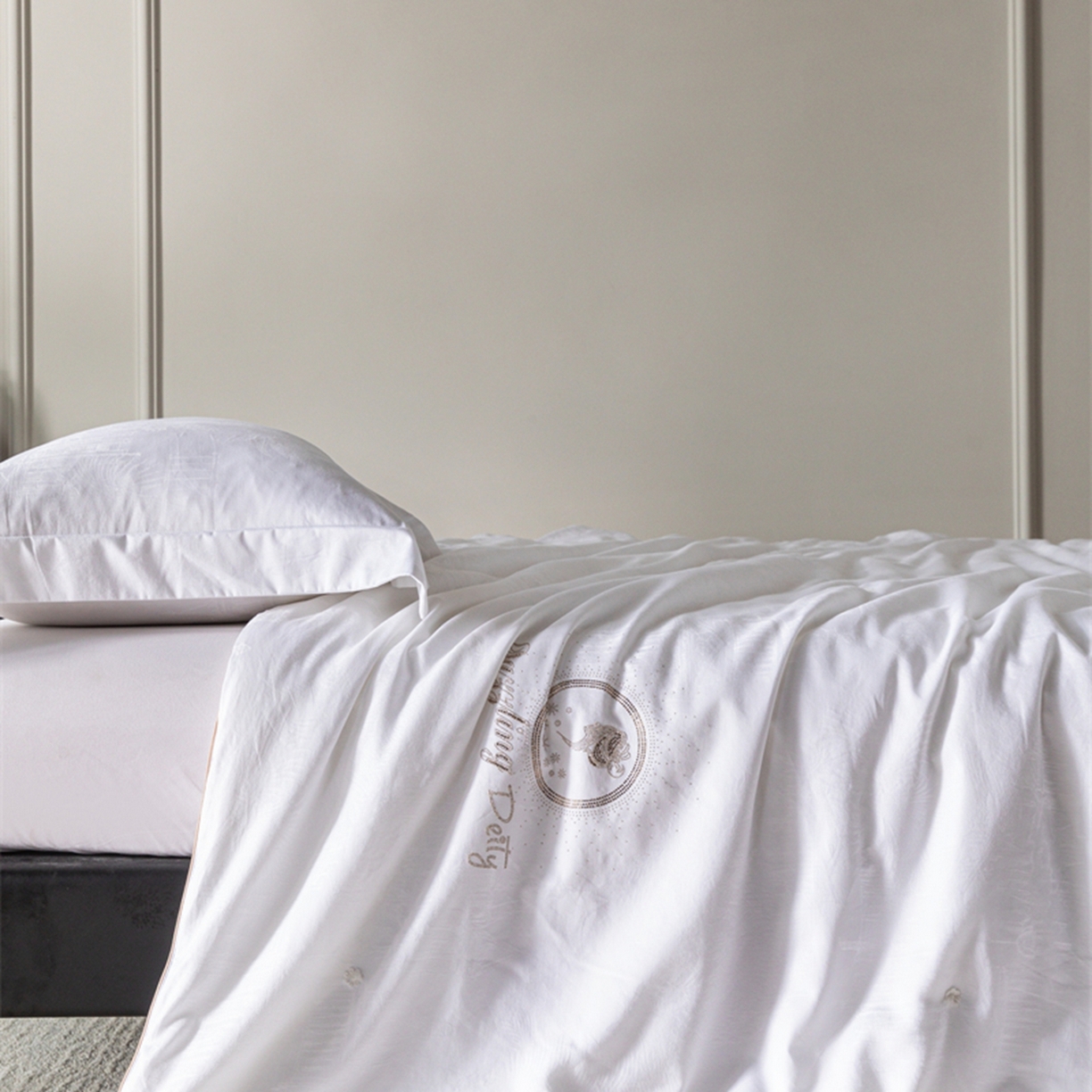 91家纺网 家纺一手货源 找家纺 缦纯蚕丝羽绒馆2025新款特级国标双宫桑蚕丝被城堡女王手工100%桑蚕丝被子春秋被夏被冬被长丝绵被子子母被保真可检测 珍珠白