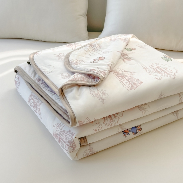 91家纺网 家纺一手货源 找家纺 观月轩家纺 2025新款亲肤舒适凉感丝夏被夏凉被空调被 彼得兔庄园-咖