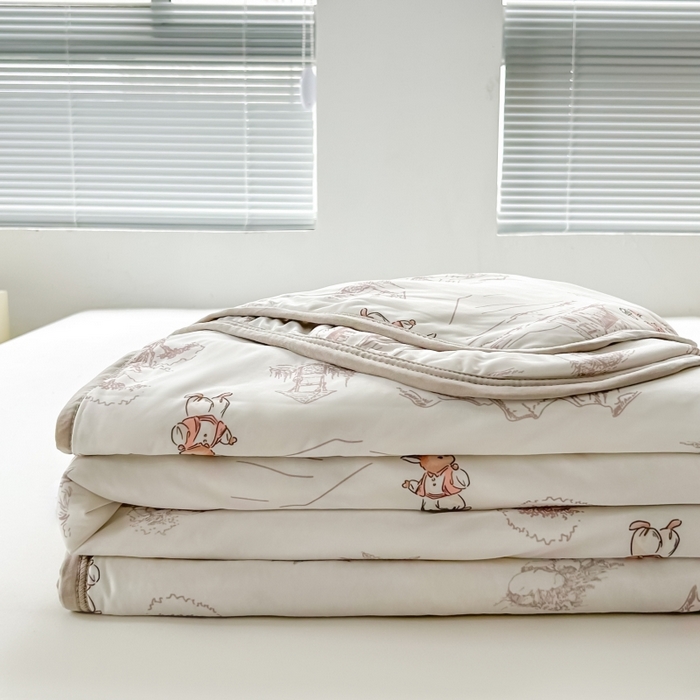 91家纺网 家纺一手货源 找家纺 观月轩家纺 2025新款亲肤舒适凉感丝夏被夏凉被空调被 彼得兔庄园-咖