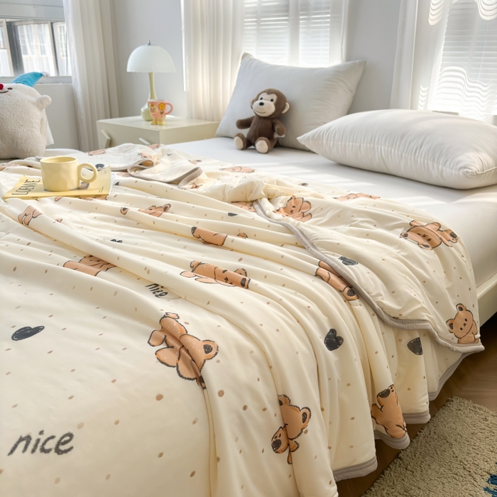 91家纺网 家纺一手货源 找家纺 观月轩家纺 2025新款亲肤舒适凉感丝夏被夏凉被空调被 小熊派对