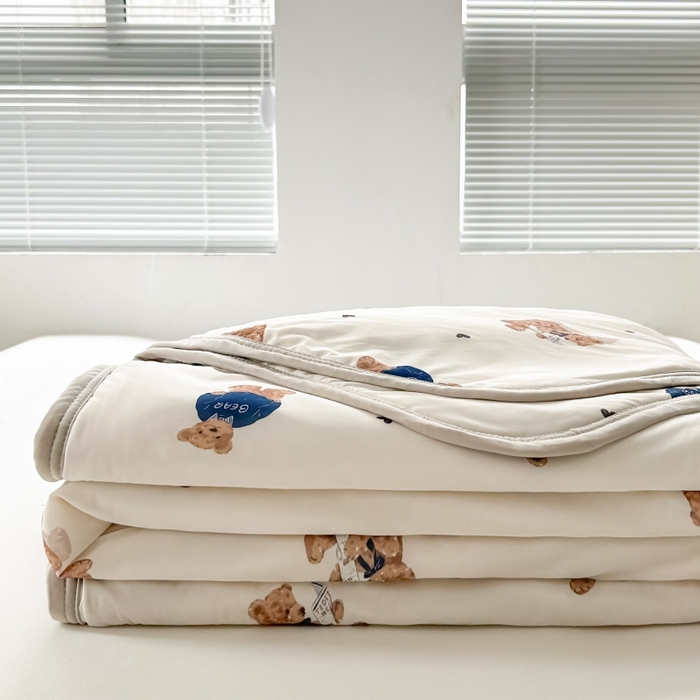 91家纺网 家纺一手货源 找家纺 观月轩家纺 2025新款亲肤舒适凉感丝夏被夏凉被空调被 小熊警长