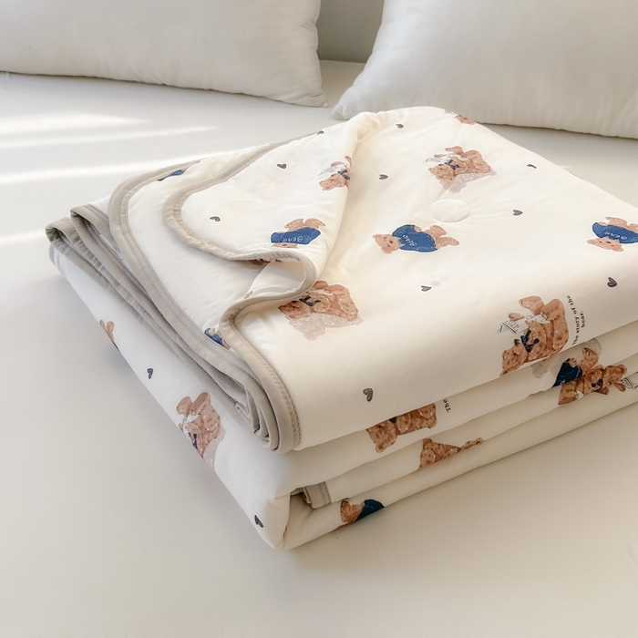 91家纺网 家纺一手货源 找家纺 观月轩家纺 2025新款亲肤舒适凉感丝夏被夏凉被空调被 小熊警长