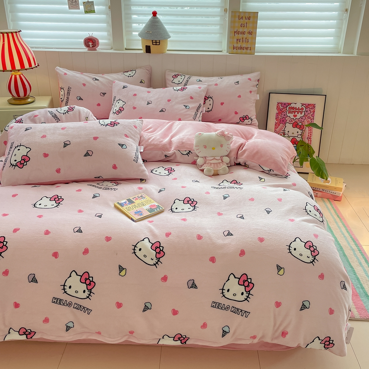 91家纺网 家纺一手货源 找家纺 金爱家 2025新款A类正版三丽鸥授权卡通加厚高克重牛奶绒系列四件套 绒三丽鸥-粉心甜筒kitty