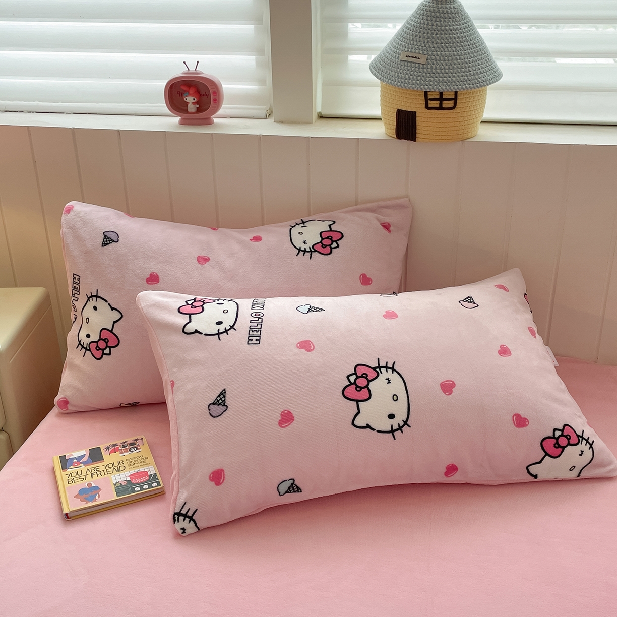 91家纺网 家纺一手货源 找家纺 金爱家 2025新款A类正版三丽鸥授权卡通加厚高克重牛奶绒系列四件套 绒三丽鸥-粉心甜筒kitty