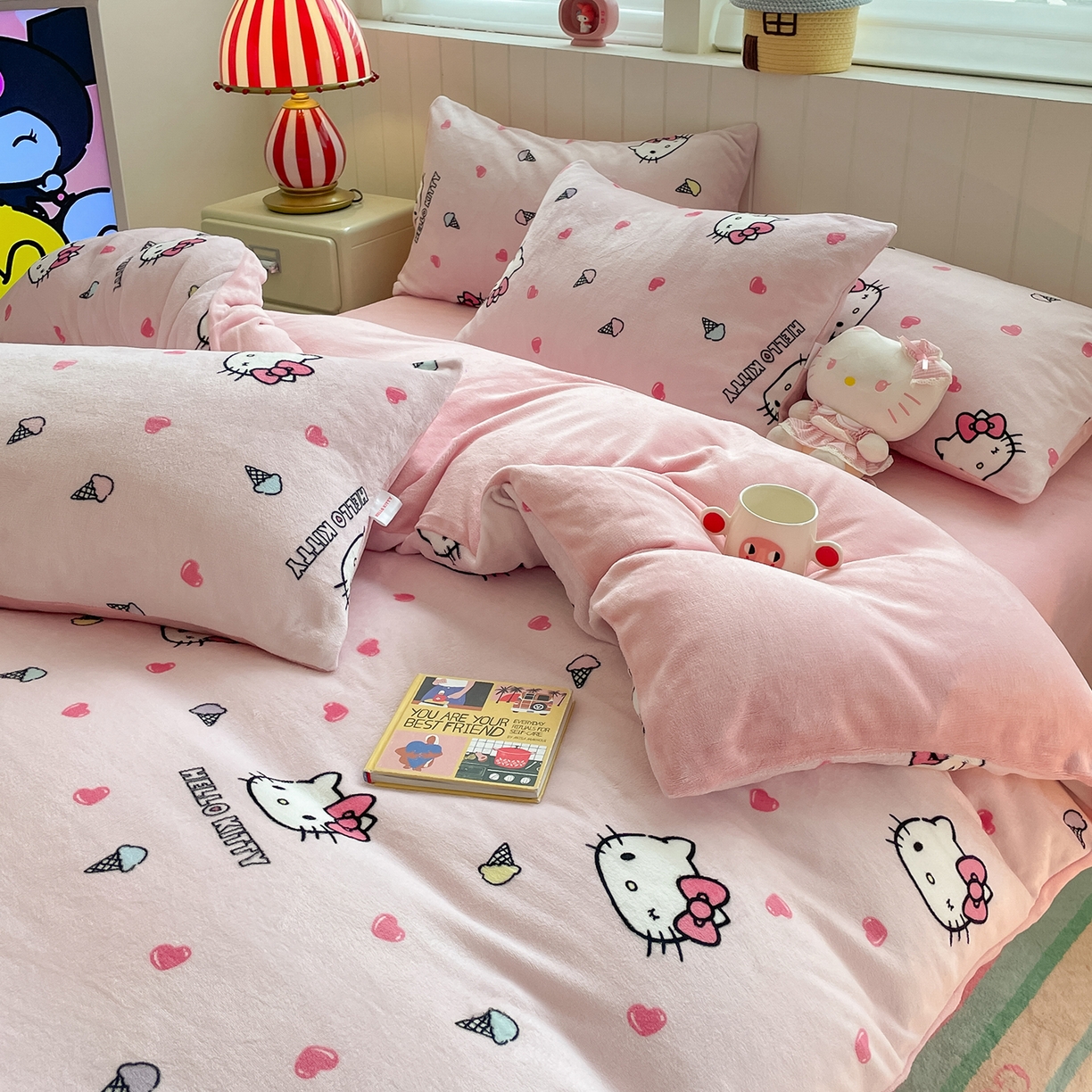 91家纺网 家纺一手货源 找家纺 金爱家 2025新款A类正版三丽鸥授权卡通加厚高克重牛奶绒系列四件套 绒三丽鸥-粉心甜筒kitty