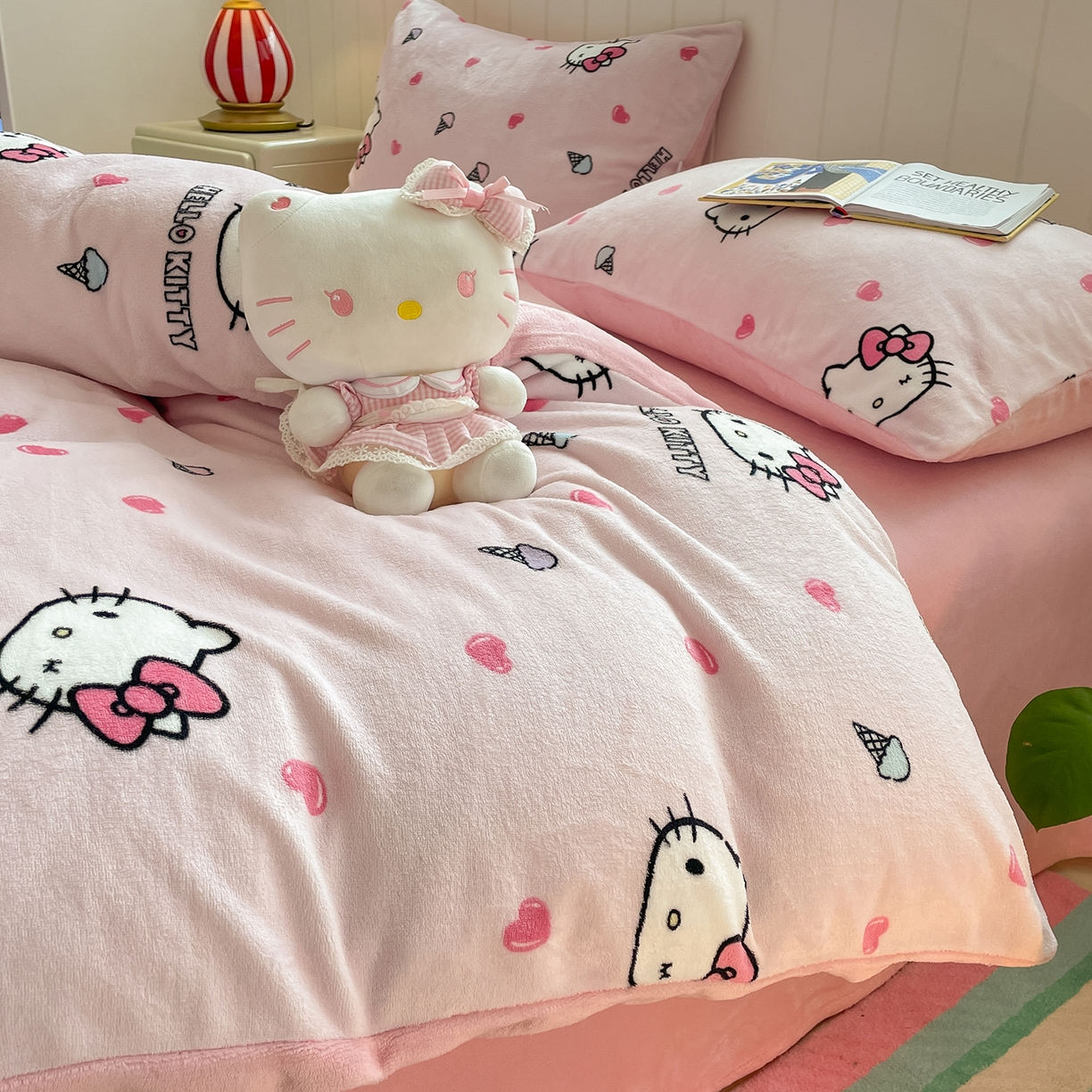 91家纺网 家纺一手货源 找家纺 金爱家 2025新款A类正版三丽鸥授权卡通加厚高克重牛奶绒系列四件套 绒三丽鸥-粉心甜筒kitty
