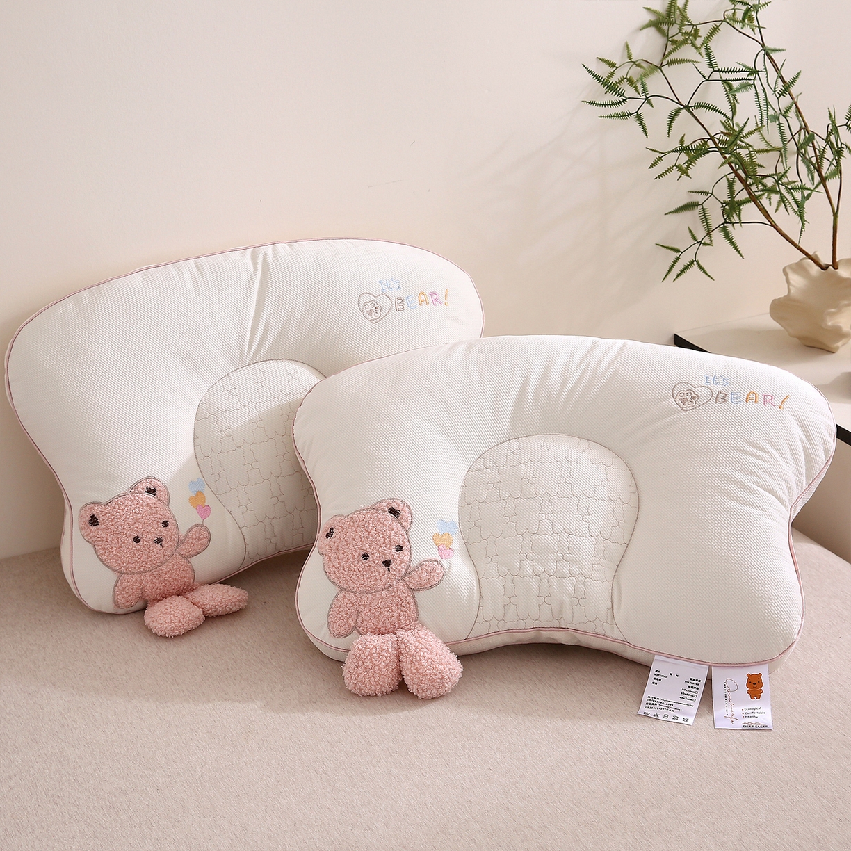 91家纺网 家纺一手货源 找家纺 梦叶草 2025新款安比小熊学生儿童护颈枕芯儿童枕头枕芯 安比小熊-粉色