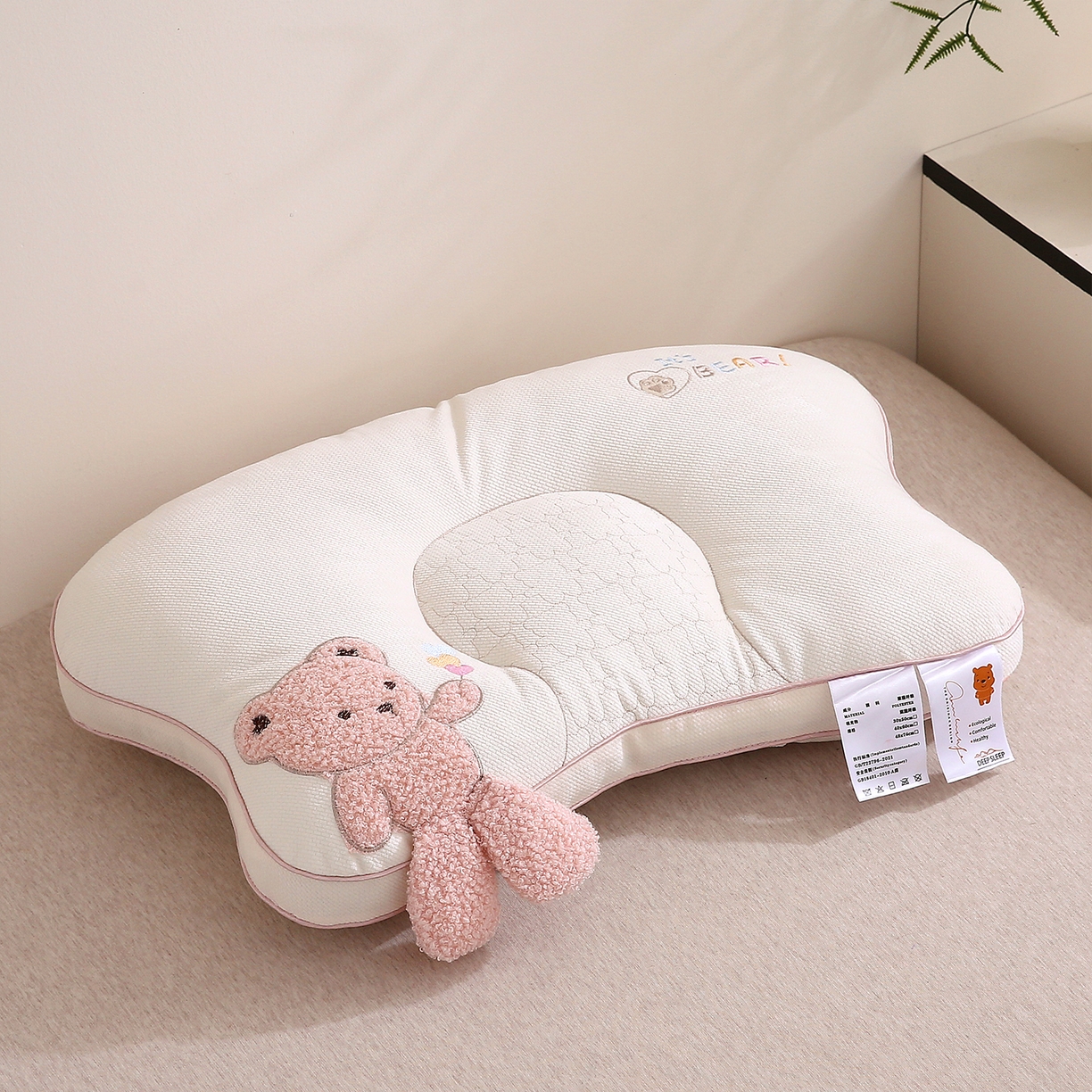 91家纺网 家纺一手货源 找家纺 梦叶草 2025新款安比小熊学生儿童护颈枕芯儿童枕头枕芯 安比小熊-粉色