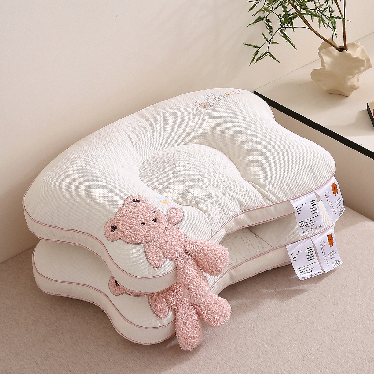 91家纺网 家纺一手货源 找家纺 梦叶草 2025新款安比小熊学生儿童护颈枕芯儿童枕头枕芯 安比小熊-粉色