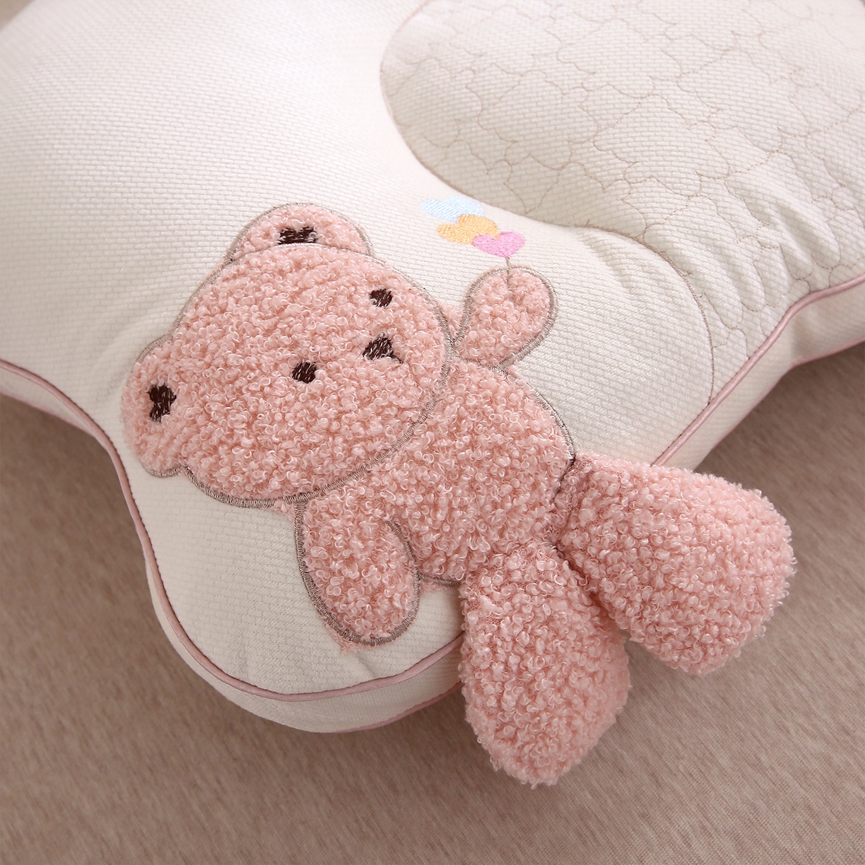 91家纺网 家纺一手货源 找家纺 梦叶草 2025新款安比小熊学生儿童护颈枕芯儿童枕头枕芯 安比小熊-粉色