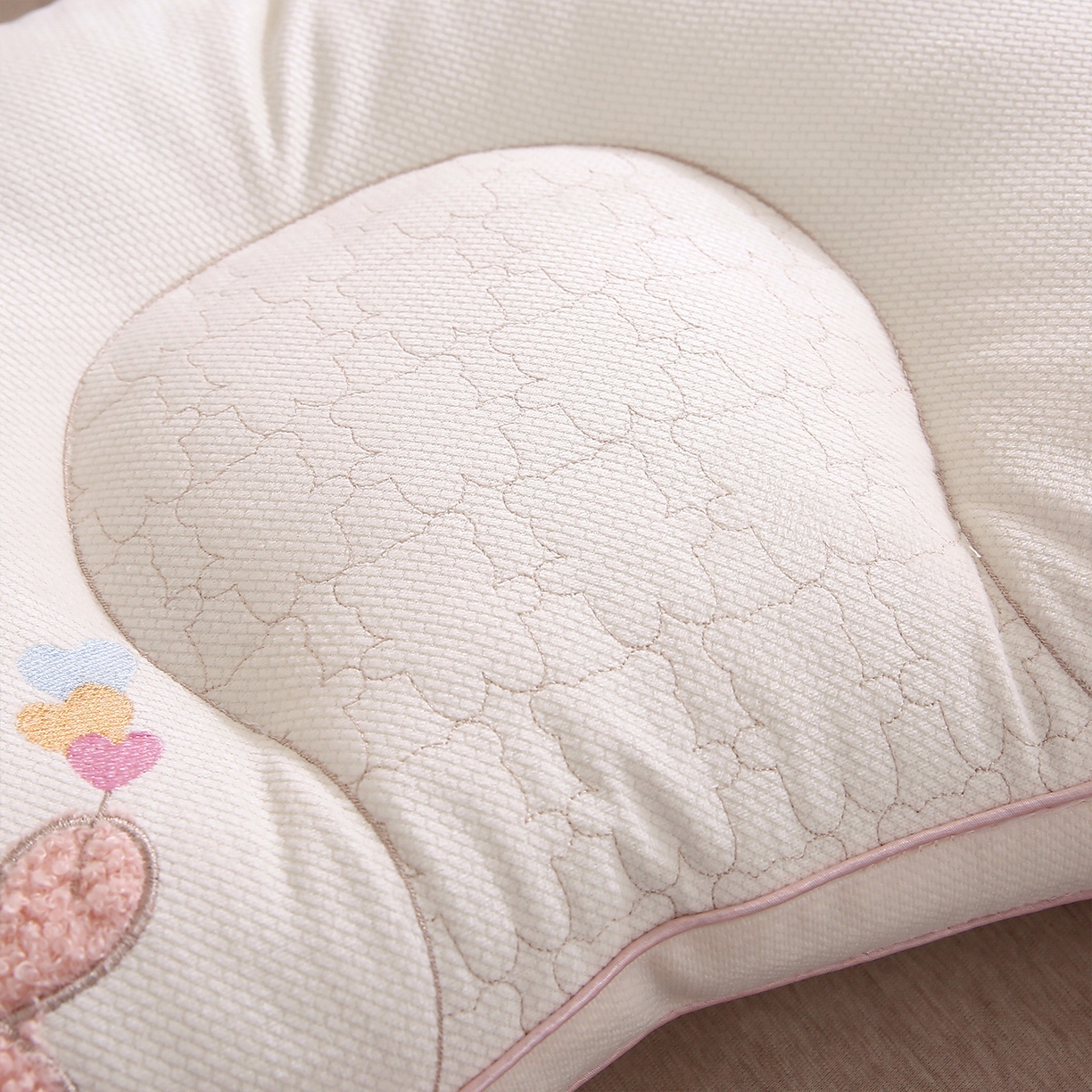 91家纺网 家纺一手货源 找家纺 梦叶草 2025新款安比小熊学生儿童护颈枕芯儿童枕头枕芯 安比小熊-粉色