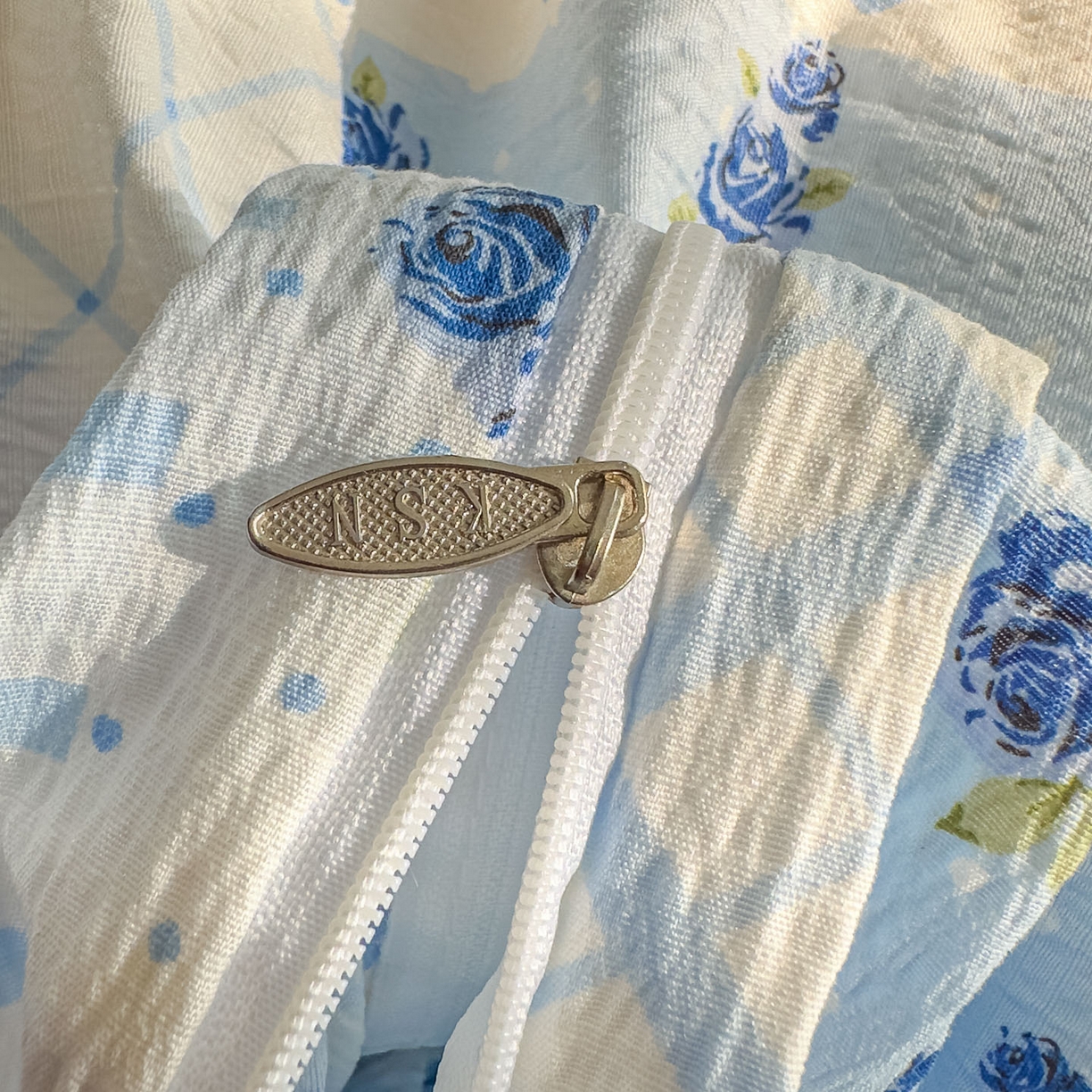 91家纺网 家纺一手货源 找家纺 卡斯诺家纺馆 2025新款A类皱皱棉双层纱印花四件套 蓝玫之约