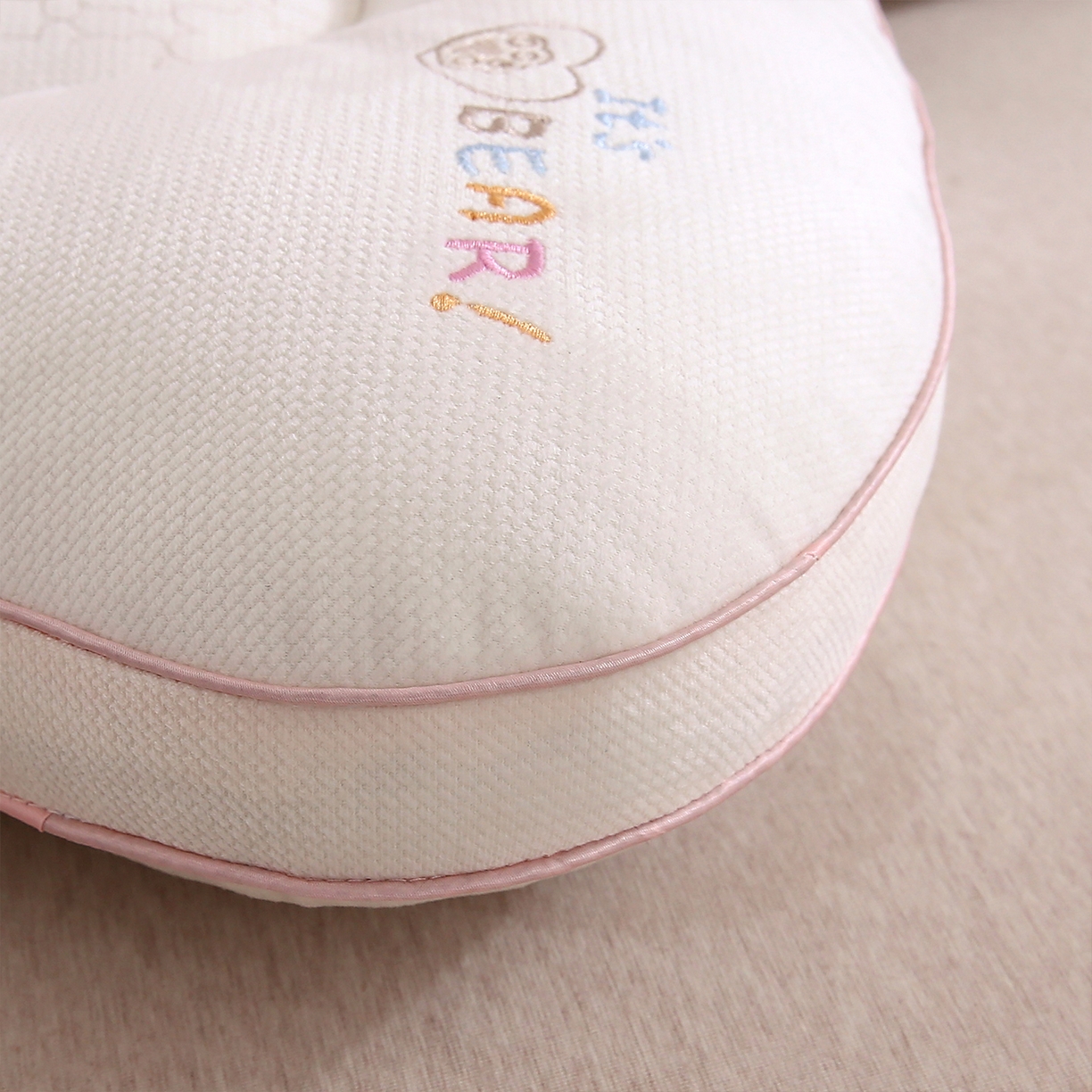 91家纺网 家纺一手货源 找家纺 梦叶草 2025新款安比小熊学生儿童护颈枕芯儿童枕头枕芯 安比小熊-粉色