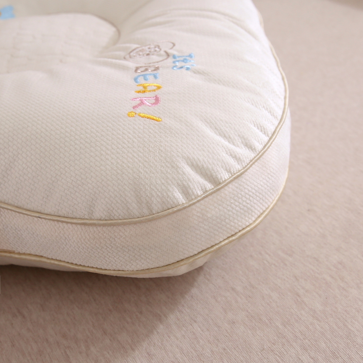 91家纺网 家纺一手货源 找家纺 梦叶草 2025新款安比小熊学生儿童护颈枕芯儿童枕头枕芯 安比小熊-灰色