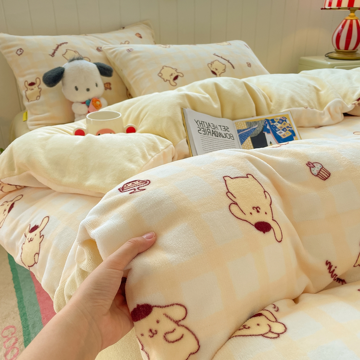 91家纺网 家纺一手货源 找家纺 金爱家 2025新款A类正版三丽鸥授权卡通加厚高克重牛奶绒系列四件套 绒三丽鸥-黄油布丁狗
