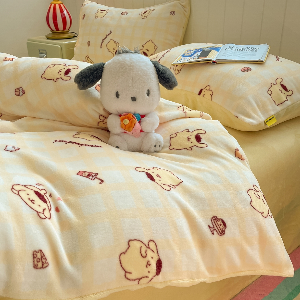 91家纺网 家纺一手货源 找家纺 金爱家 2025新款A类正版三丽鸥授权卡通加厚高克重牛奶绒系列四件套 绒三丽鸥-黄油布丁狗