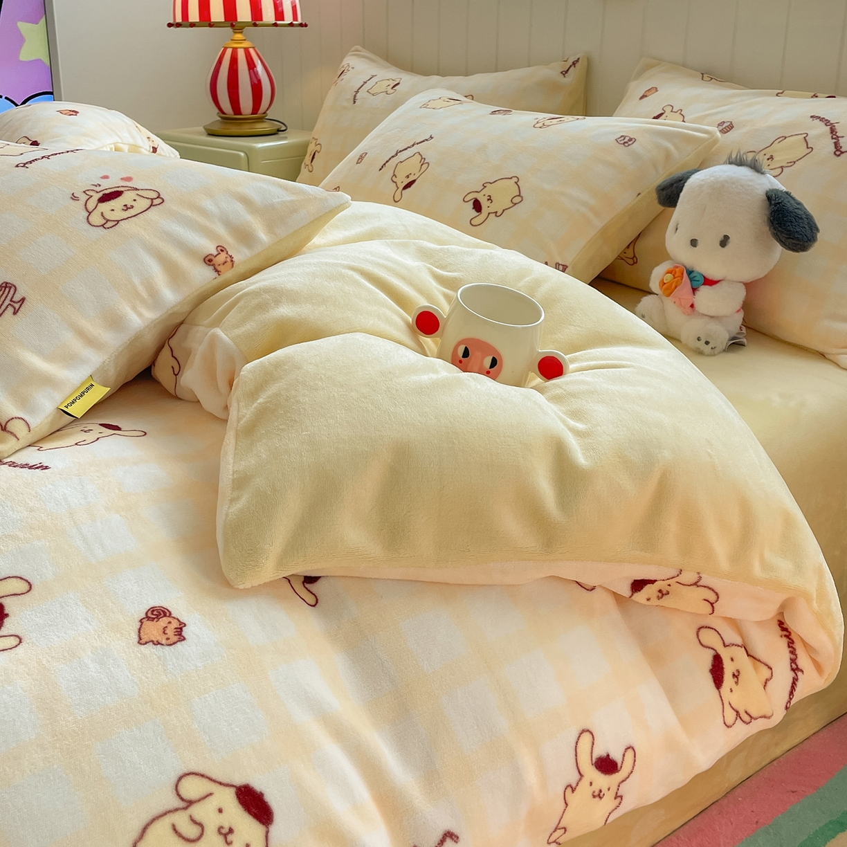 91家纺网 家纺一手货源 找家纺 金爱家 2025新款A类正版三丽鸥授权卡通加厚高克重牛奶绒系列四件套 绒三丽鸥-黄油布丁狗