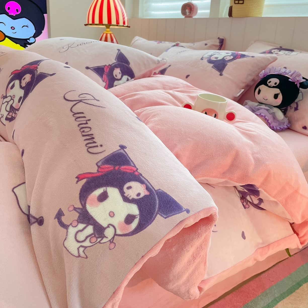 91家纺网 家纺一手货源 找家纺 金爱家 2025新款A类正版三丽鸥授权卡通加厚高克重牛奶绒系列四件套 绒三丽鸥-可爱库洛米
