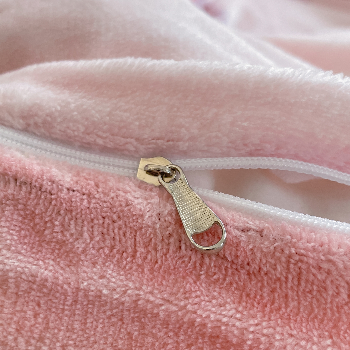 91家纺网 家纺一手货源 找家纺 金爱家 2025新款A类正版三丽鸥授权卡通加厚高克重牛奶绒系列四件套 绒三丽鸥-可爱库洛米