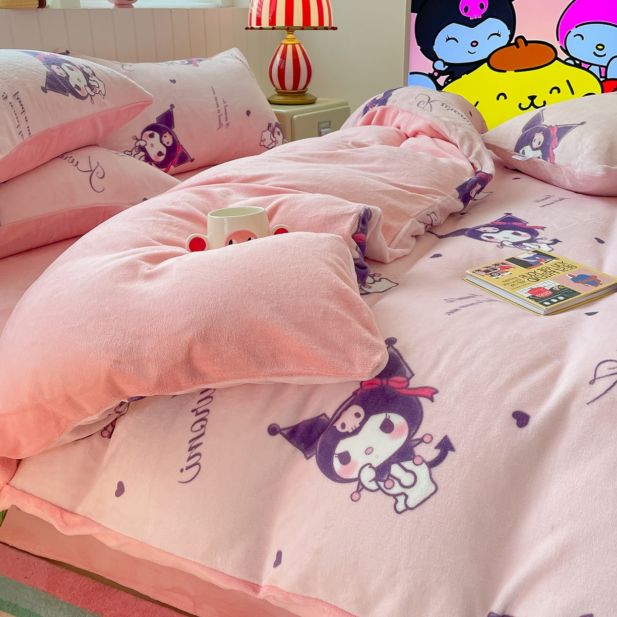 91家纺网 家纺一手货源 找家纺 金爱家 2025新款A类正版三丽鸥授权卡通加厚高克重牛奶绒系列四件套 绒三丽鸥-可爱库洛米