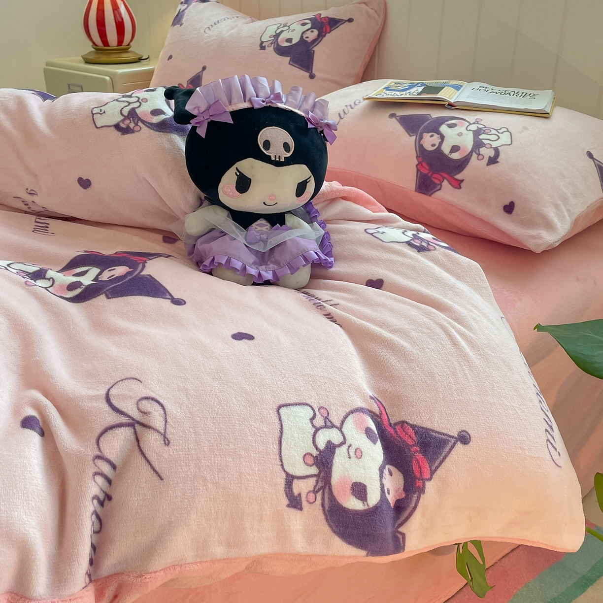 91家纺网 家纺一手货源 找家纺 金爱家 2025新款A类正版三丽鸥授权卡通加厚高克重牛奶绒系列四件套 绒三丽鸥-可爱库洛米