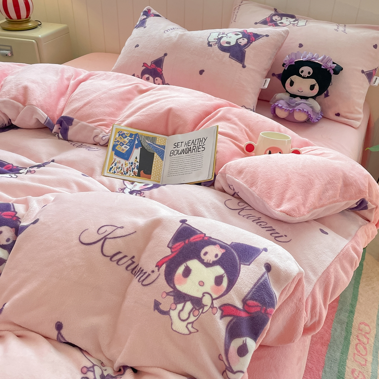 91家纺网 家纺一手货源 找家纺 金爱家 2025新款A类正版三丽鸥授权卡通加厚高克重牛奶绒系列四件套 绒三丽鸥-可爱库洛米