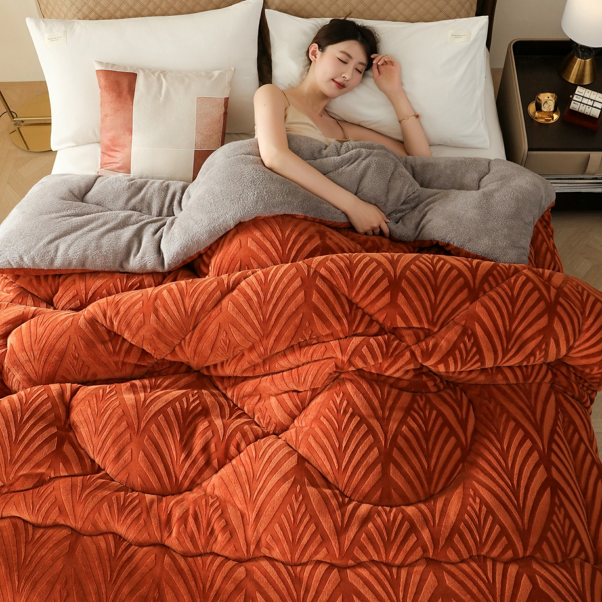 91家纺网 家纺一手货源 找家纺 爱微坊 2025年新款牛奶绒立体雕花加厚保暖冬被被子被芯 牛奶绒雕花-橘红色
