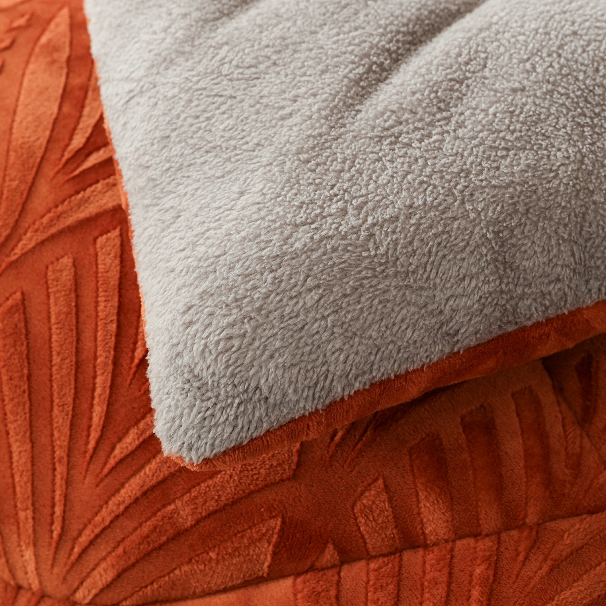 91家纺网 家纺一手货源 找家纺 爱微坊 2025年新款牛奶绒立体雕花加厚保暖冬被被子被芯 牛奶绒雕花-橘红色