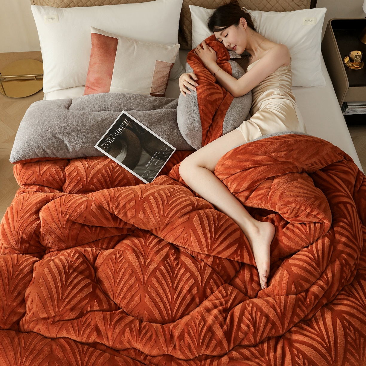 91家纺网 家纺一手货源 找家纺 爱微坊 2025年新款牛奶绒立体雕花加厚保暖冬被被子被芯 牛奶绒雕花-橘红色