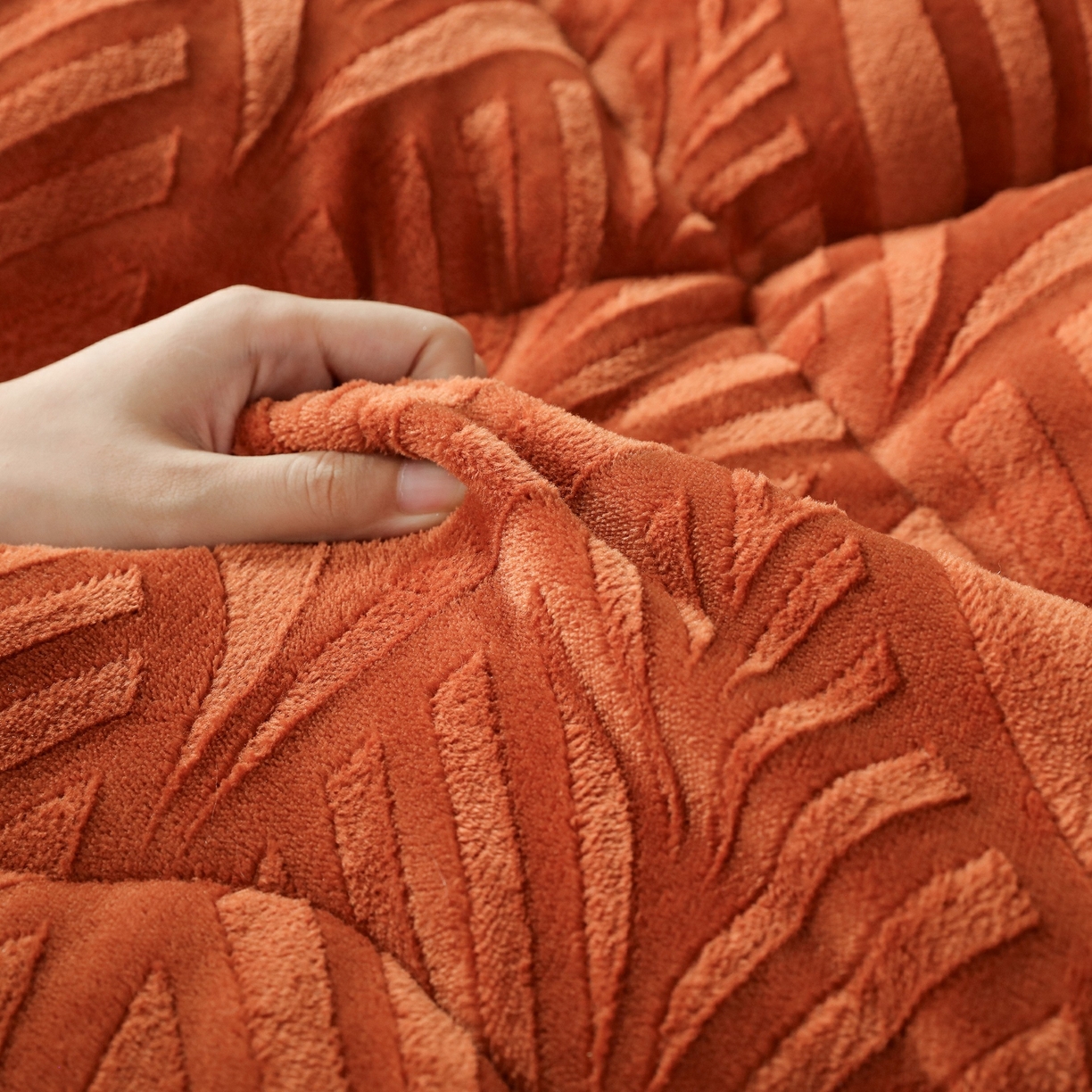 91家纺网 家纺一手货源 找家纺 爱微坊 2025年新款牛奶绒立体雕花加厚保暖冬被被子被芯 牛奶绒雕花-橘红色