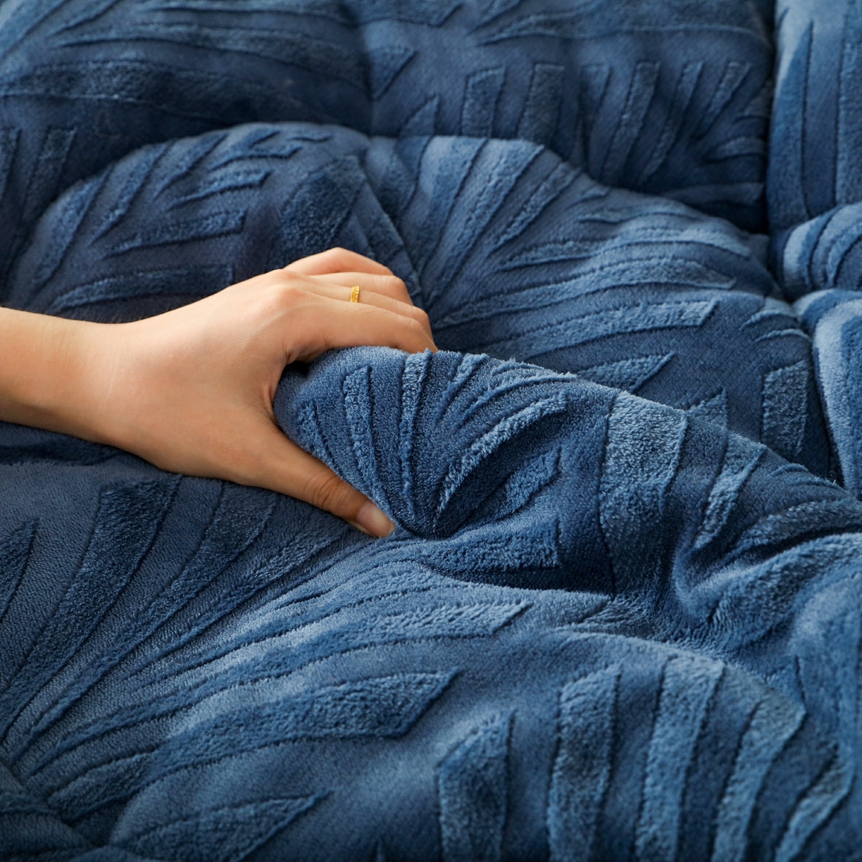 91家纺网 家纺一手货源 找家纺 爱微坊 2025年新款牛奶绒立体雕花加厚保暖冬被被子被芯 牛奶绒雕花-蓝色