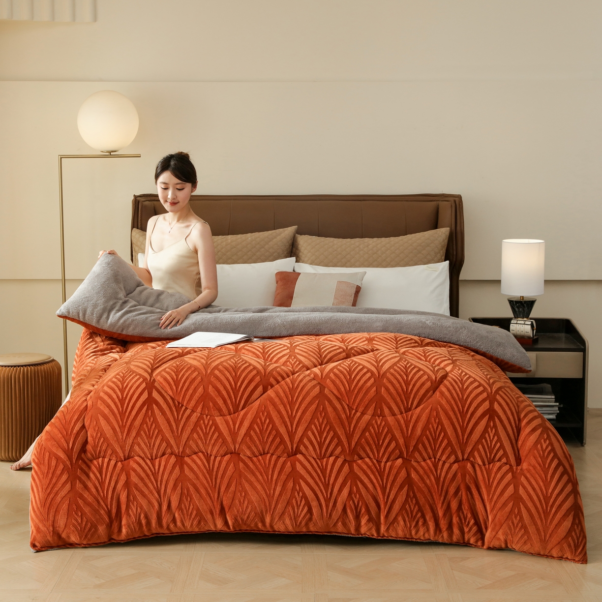 91家纺网 家纺一手货源 找家纺 爱微坊 2025年新款牛奶绒立体雕花加厚保暖冬被被子被芯 牛奶绒雕花-橘红色