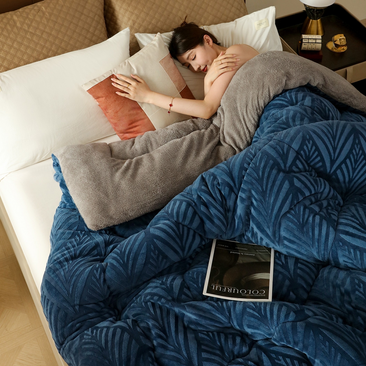 91家纺网 家纺一手货源 找家纺 爱微坊 2025年新款牛奶绒立体雕花加厚保暖冬被被子被芯 牛奶绒雕花-蓝色