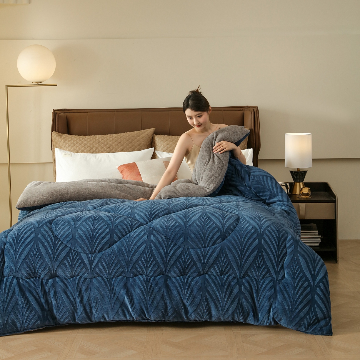 91家纺网 家纺一手货源 找家纺 爱微坊 2025年新款牛奶绒立体雕花加厚保暖冬被被子被芯 牛奶绒雕花-蓝色