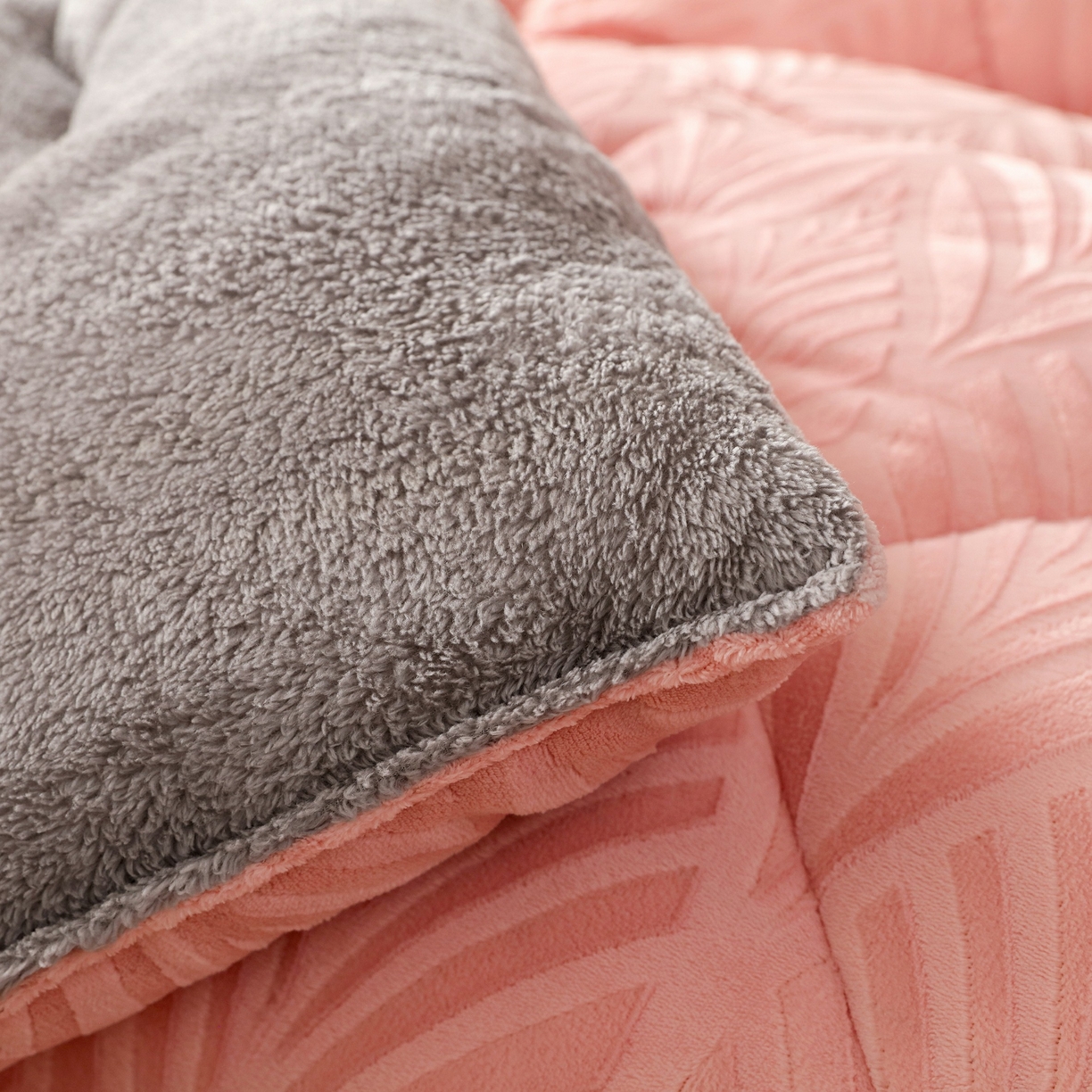 91家纺网 家纺一手货源 找家纺 爱微坊 2025年新款牛奶绒立体雕花加厚保暖冬被被子被芯 牛奶绒雕花-粉色