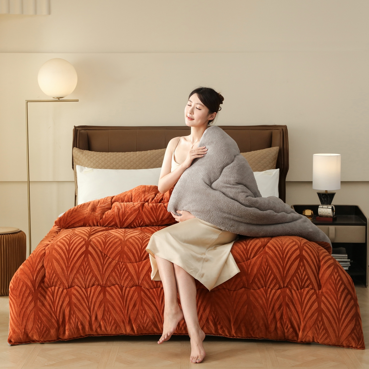 91家纺网 家纺一手货源 找家纺 爱微坊 2025年新款牛奶绒立体雕花加厚保暖冬被被子被芯 牛奶绒雕花-橘红色