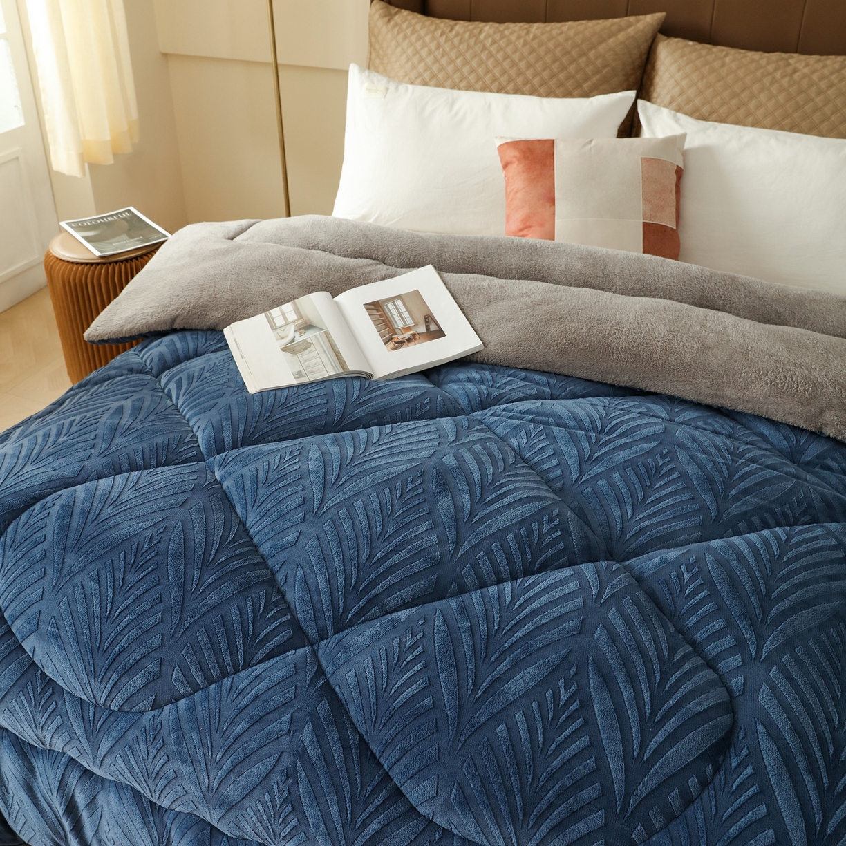 91家纺网 家纺一手货源 找家纺 爱微坊 2025年新款牛奶绒立体雕花加厚保暖冬被被子被芯 牛奶绒雕花-蓝色