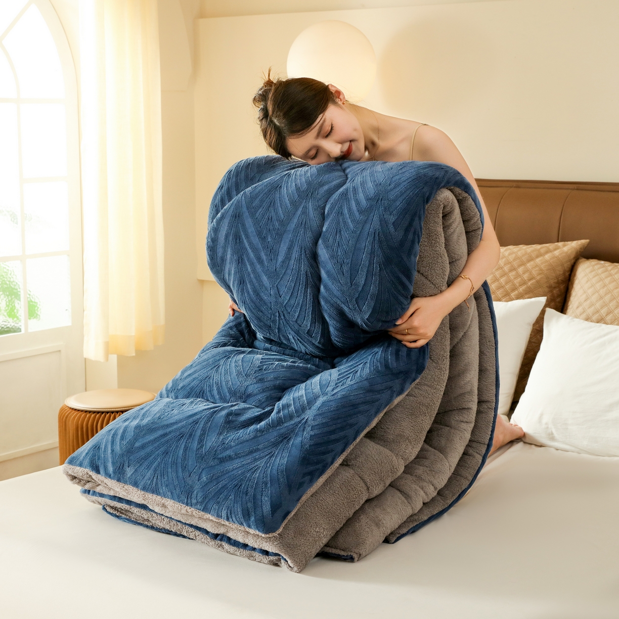 91家纺网 家纺一手货源 找家纺 爱微坊 2025年新款牛奶绒立体雕花加厚保暖冬被被子被芯 牛奶绒雕花-蓝色