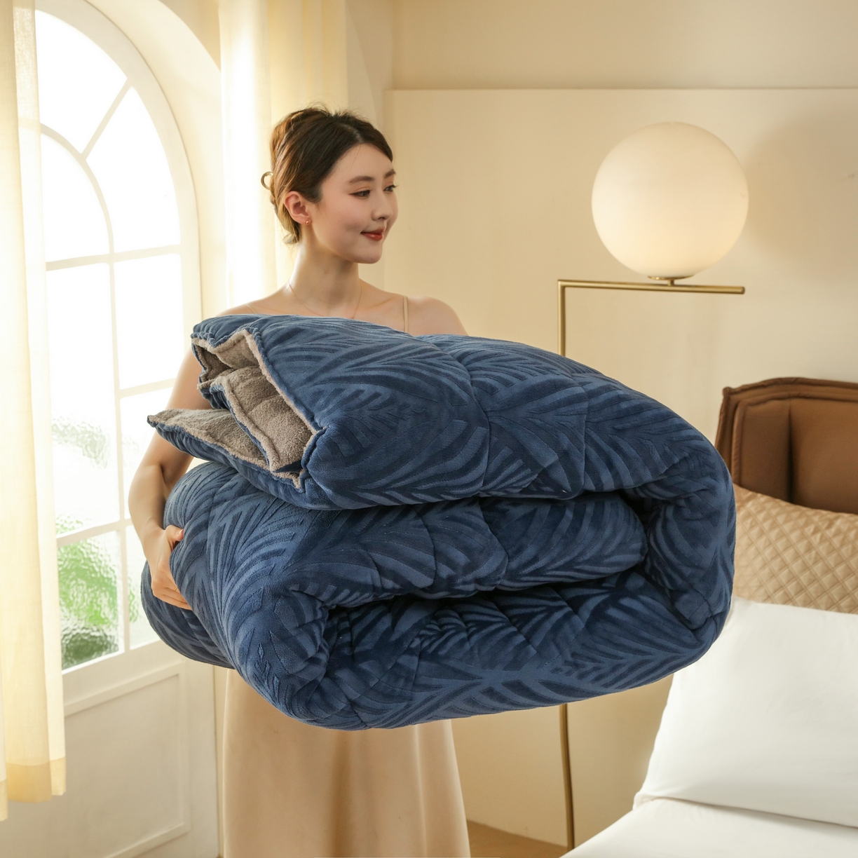 91家纺网 家纺一手货源 找家纺 爱微坊 2025年新款牛奶绒立体雕花加厚保暖冬被被子被芯 牛奶绒雕花-蓝色