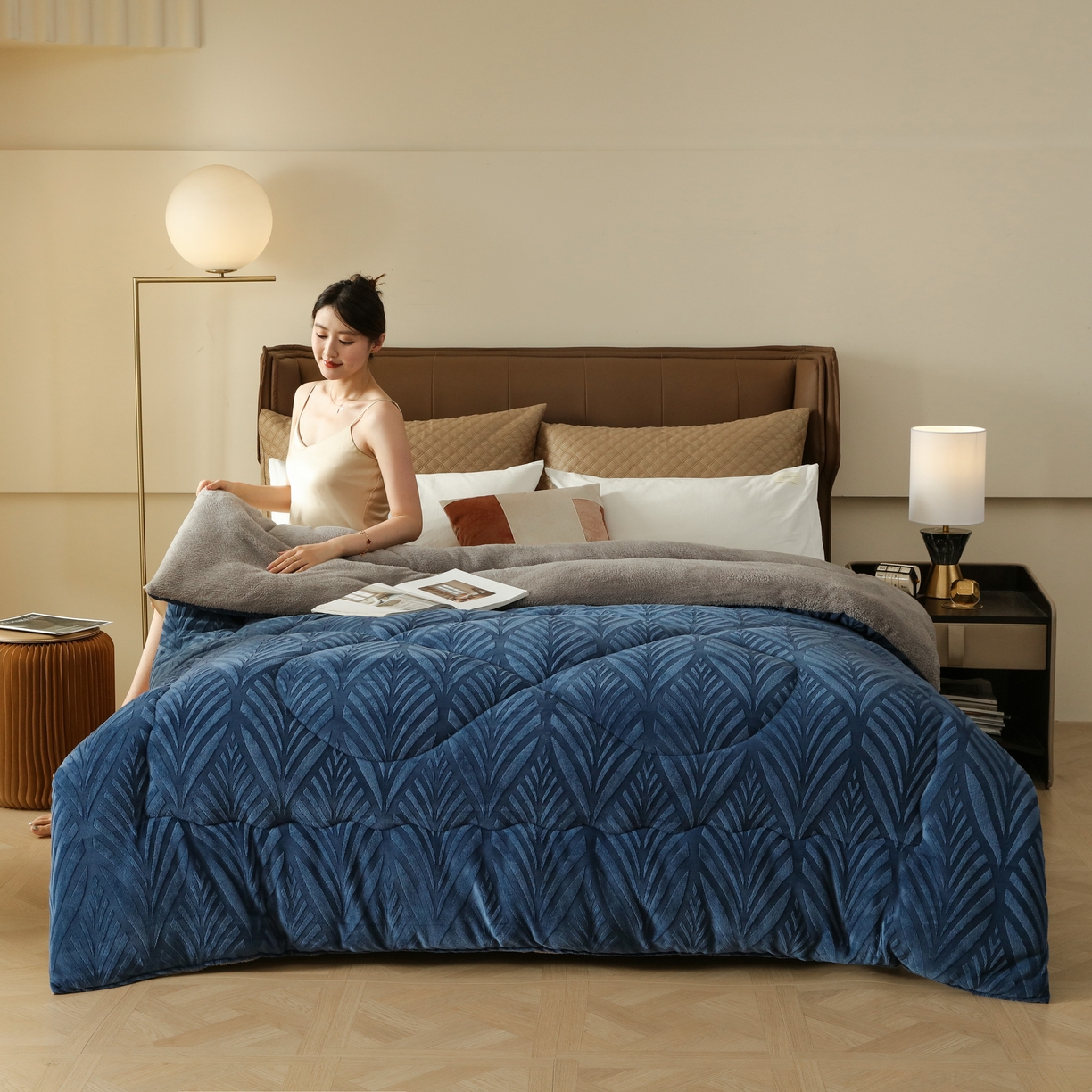 91家纺网 家纺一手货源 找家纺 爱微坊 2025年新款牛奶绒立体雕花加厚保暖冬被被子被芯 牛奶绒雕花-蓝色